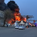 Tiesiogiai – iš įvykio vietos: Vilniuje dega automobilių sąvartynas
