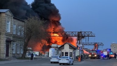 Tiesiogiai – iš įvykio vietos: Vilniuje dega automobilių sąvartynas