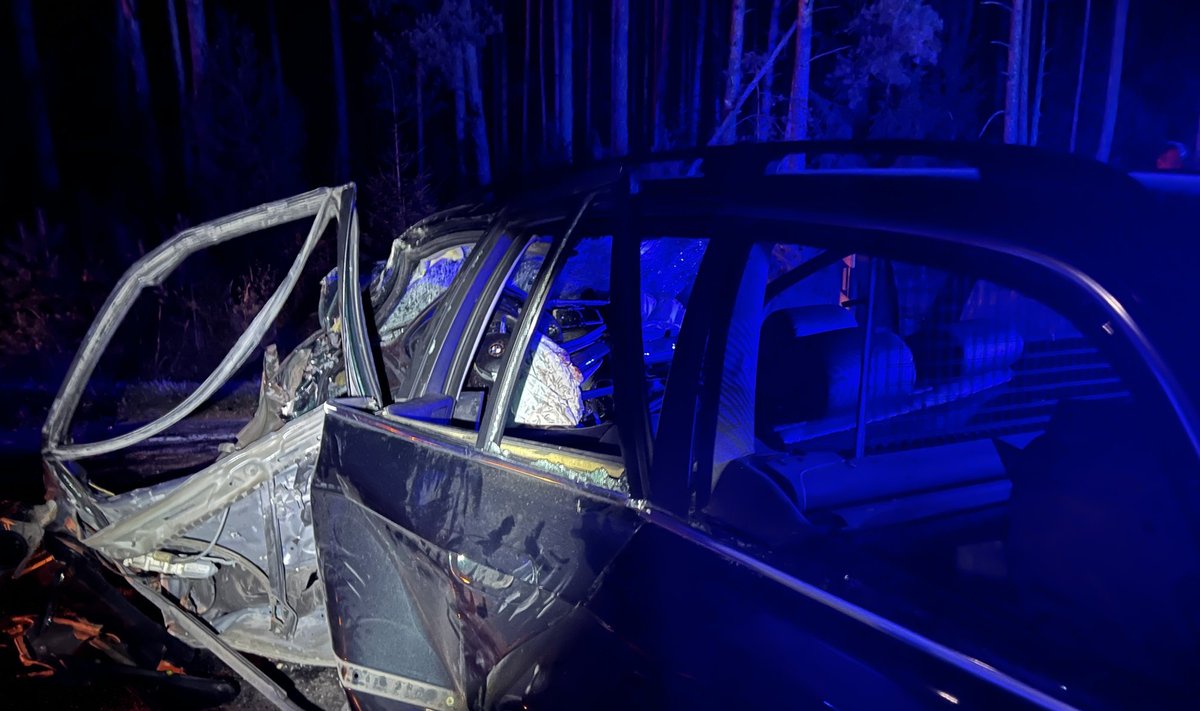 Kelyje Vilnius - Zarasai, prie Zalavo k. susidūrė BMW ir sunkvežimis MAN, žuvo keleivis.
