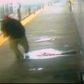 Saugumo kameros nufilmavo pareigūno užpuolimą Filadelfijos metro