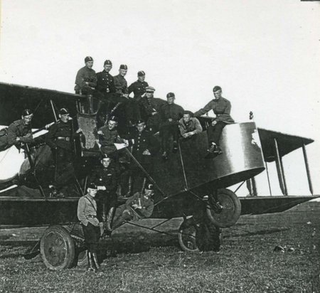 Su lietuviais lakūnais prie trofėjinio lėktuvo GOTHA. P. Hiksa – centre 