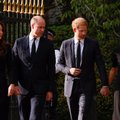 Po karalienės mirties – pirmas viešas princų Williamo ir Harry pasirodymas: sveikinosi su gedinčia minia