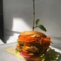 Traškusis „burgeris“ milžinas su sultingu paplotėliu pagal Alfą Ivanauską