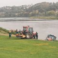 Kauniečiai užfiksavo incidentą, vos nepasibaigusio nelaime: į upę įsmigo aplinkos tvarkytojų traktorius