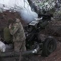 Ukrainiečių artilerijos būrys šaudo iš amerikietiškos haubicos netoli Bachmuto