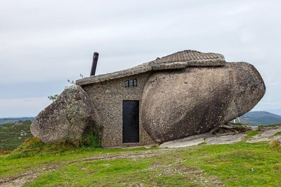 Namas akmenyje