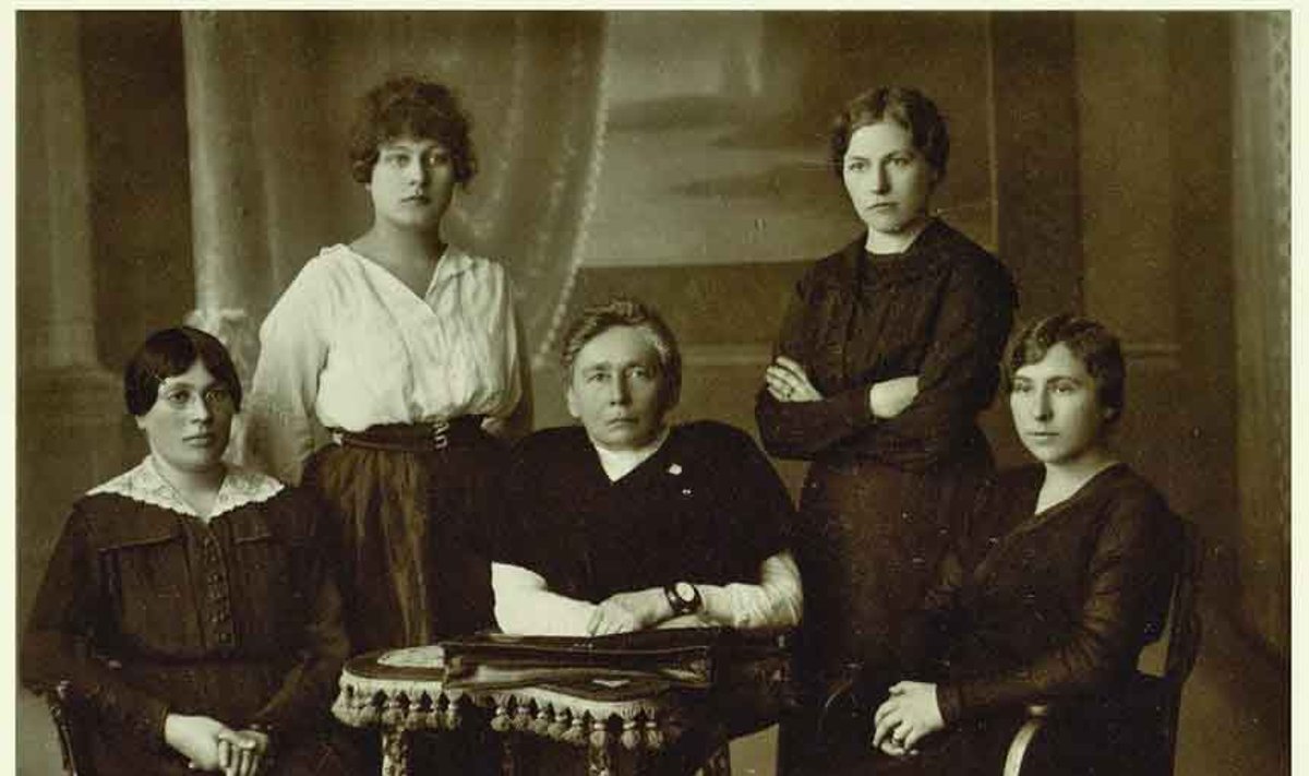 Gabrielė Petkevičaitė (centre), Ona Muraškaitė-Račiukaitienė (antra iš kairės), Emilija Spudaitė-Gvildienė, Salomėja Stakauskaitė, Magdalena Draugelytė-Galdikienė.  Foto: Panevėžio kraštotyros muziejaus