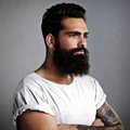 Vyrų šukuosenose naujos tendencijos: „unisekso“ stiliaus kirpimas, barzda ir šlapias efektas