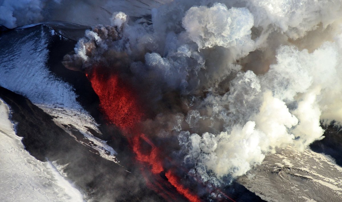 Išsiveržęs ugnikalnis Kamčatkoje