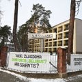 Sanatorijos „Belorus“ atstovai prie URM pastatė plakatą su žinute Landsbergiui: pagalbos prašo prezidento ir premjerės