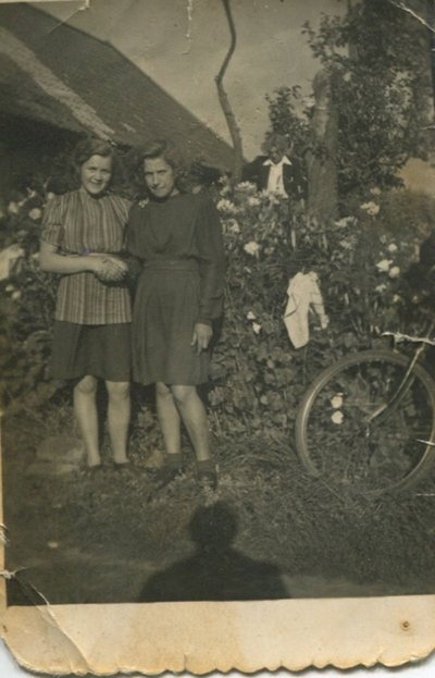 1949 m. Triušeliuose Petronėlė Airošienė (iš kairės) prie savo tėvų namo
