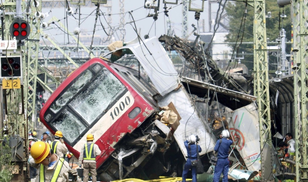Šalia Tokijo susidūrus traukiniui ir sunkvežimiui nukentėjo 35 žmonės 