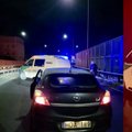 Girtulėlis vairuotojas rėžėsi į atitvarus Vilniuje: apie pavojų keliantį automobilį pranešė pilietiškas žmogus