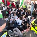 Prie arenos, kur vyko „Eurovizija“ sulaikyti protestuotojai: susikibę rankomis priešinosi pareigūnams