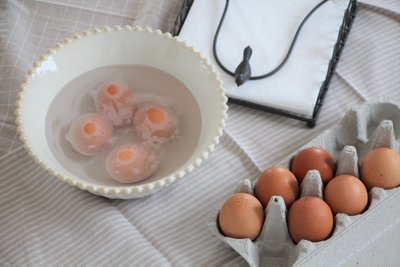 Acte pamirkyti kiaušiniai pabąla