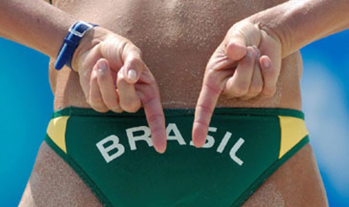 Atėnų olimpinių žaidynių moterų paplūdimio tinklinio varžybose Brazilijos atstovė Sandra Pires duoda ženklą savo partnerei Anai Paulai Connelly