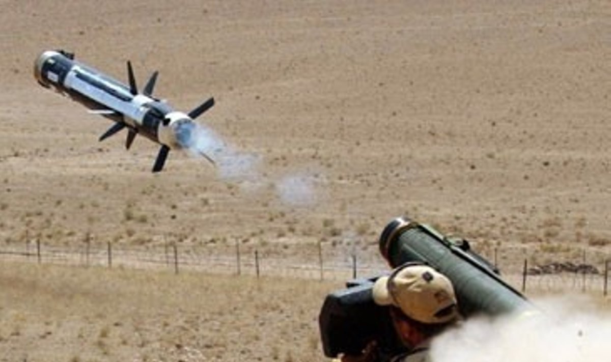 Australijos specialiųjų pajėgų karys šauna prieštankinę raketą Afganistane.