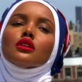 Nuo pabėgėlių stovyklos iki podiumo: modelio su hidžabu sėkmės istorija