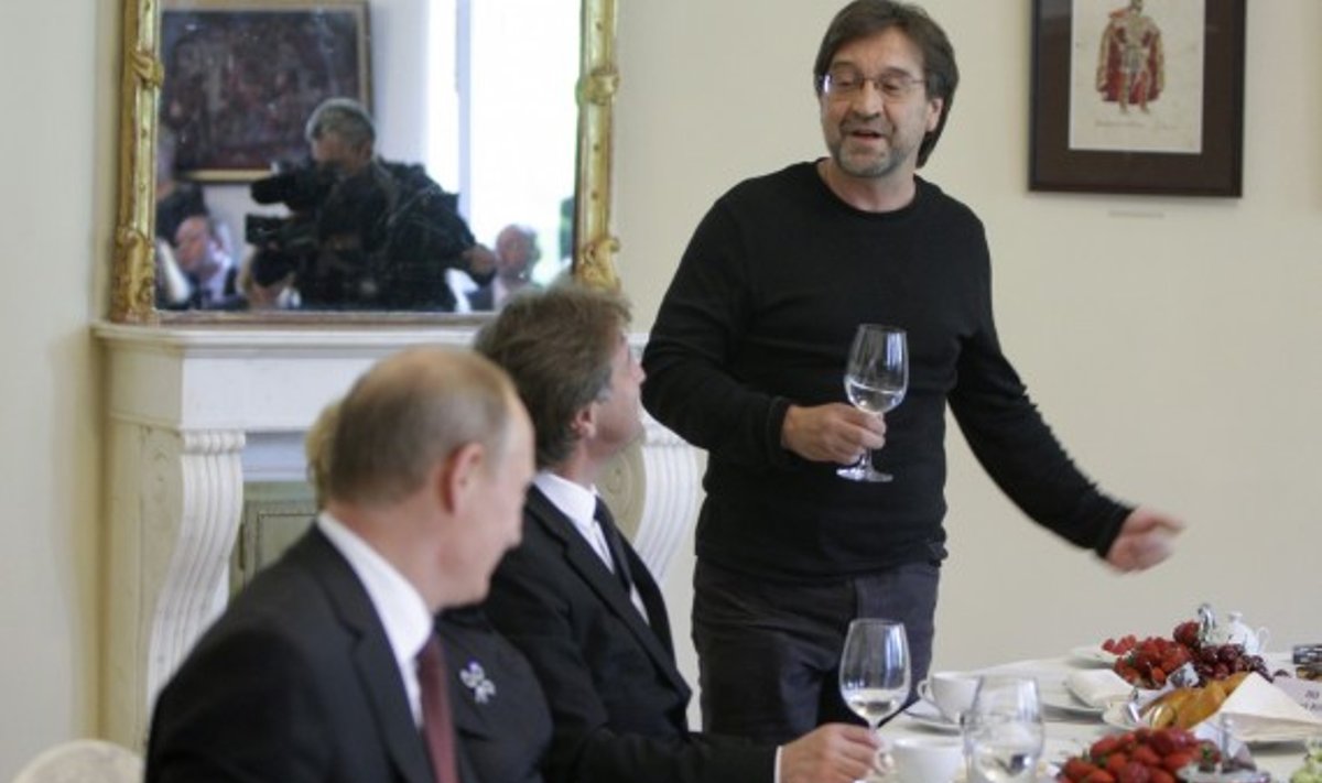 Юрий Шевчук говорит тост на встрече с Владимиром Путиным