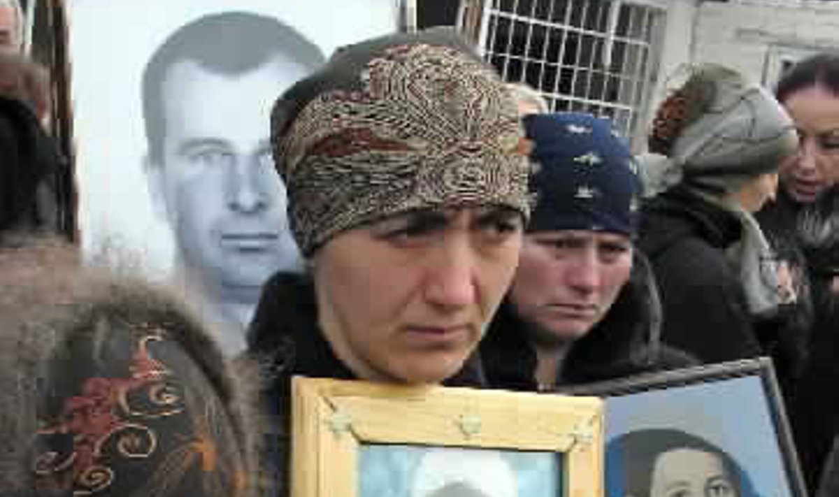 Beslano įkaitų artimieji protesto akcijoje laiko žuvusiųjų nuotraukas ir plakatus, kuriuose rašoma "Laukiame susitikimo su prezidentu Putinu", "Mūsų vaikai turėjo teisę gyventi". Rusijos pareigūnai prižadėjo pateikti išsamų rugsėjo mėnesį Šiaurės Osetijoje vykusios įkaitų dramos tyrimą. Čečėnų teroristų įvykdytos akcijos metu Beslane žuvo 344 žmonės, pusė iš jų - vaikai.