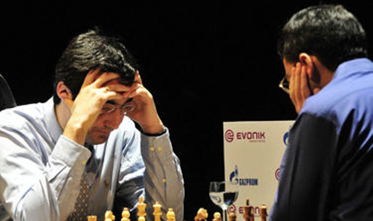 Vladimiras Kramnikas (kairėje) ir Višvanatanas Anandas
