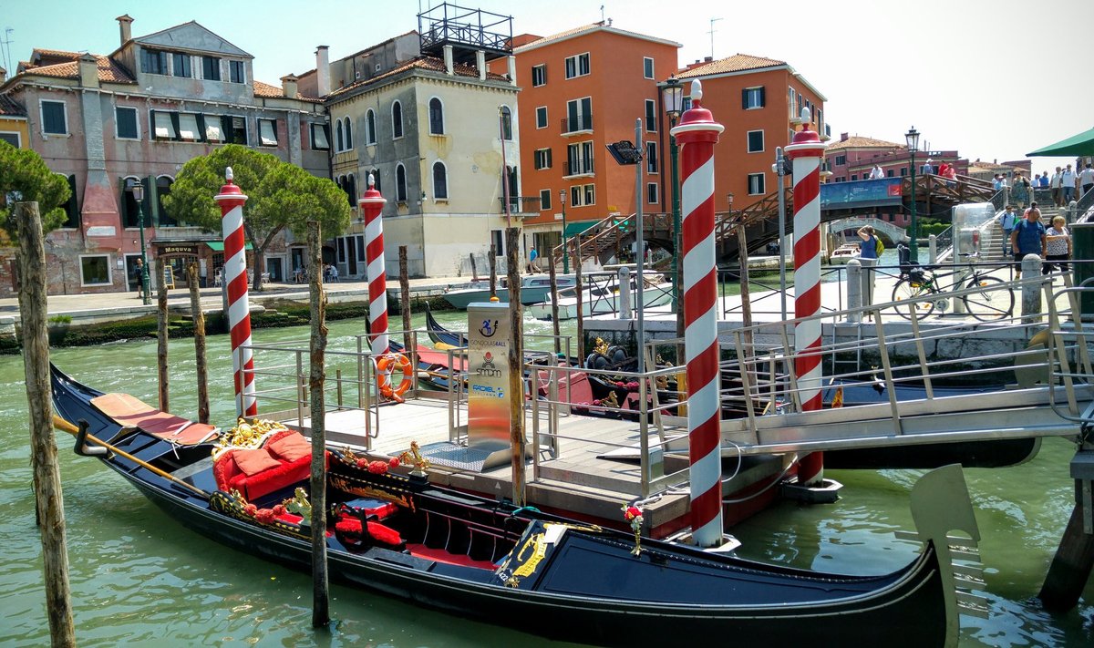 Venecijoje siuntos gali būti plukdomos ir baržomis (asociatyvi nuotr.)