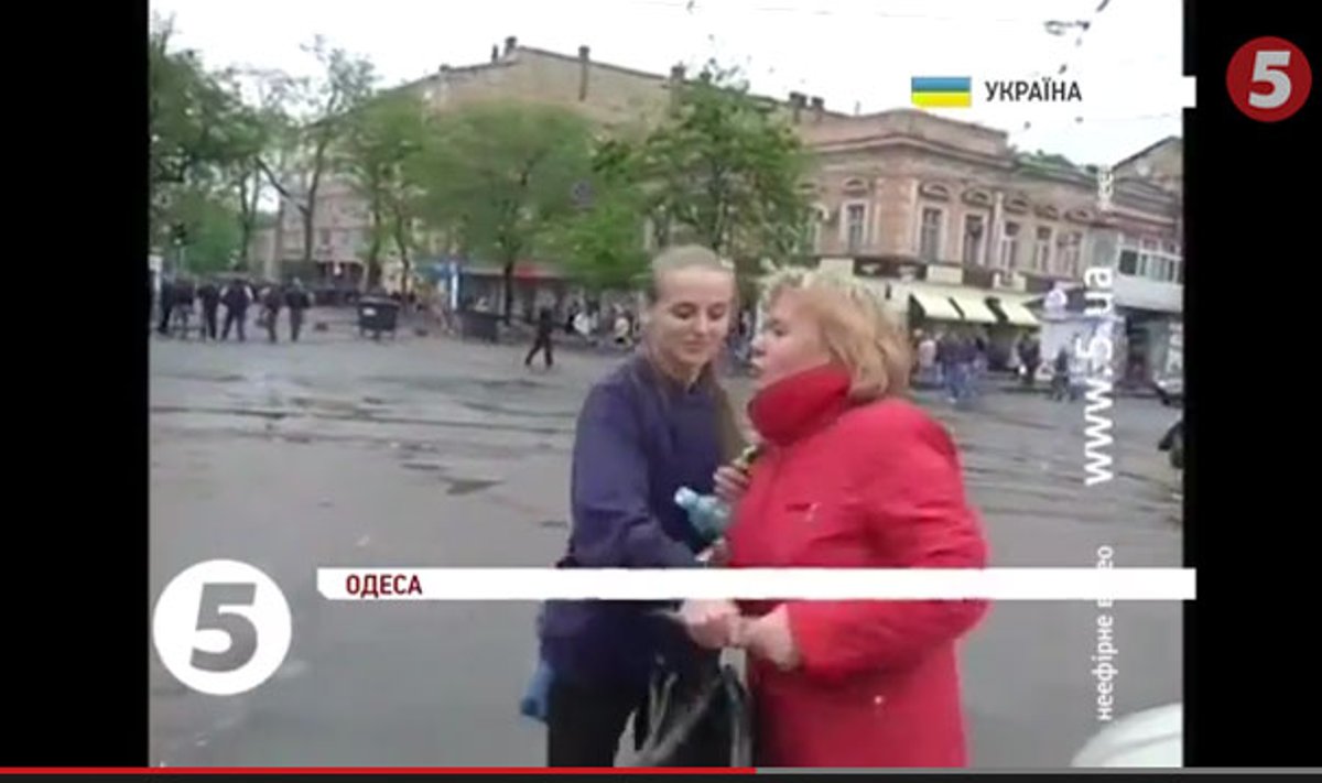 Odesoje tiesioginio eterio metu pikti praeiviai užpuolė ukrainiečių žurnalistę