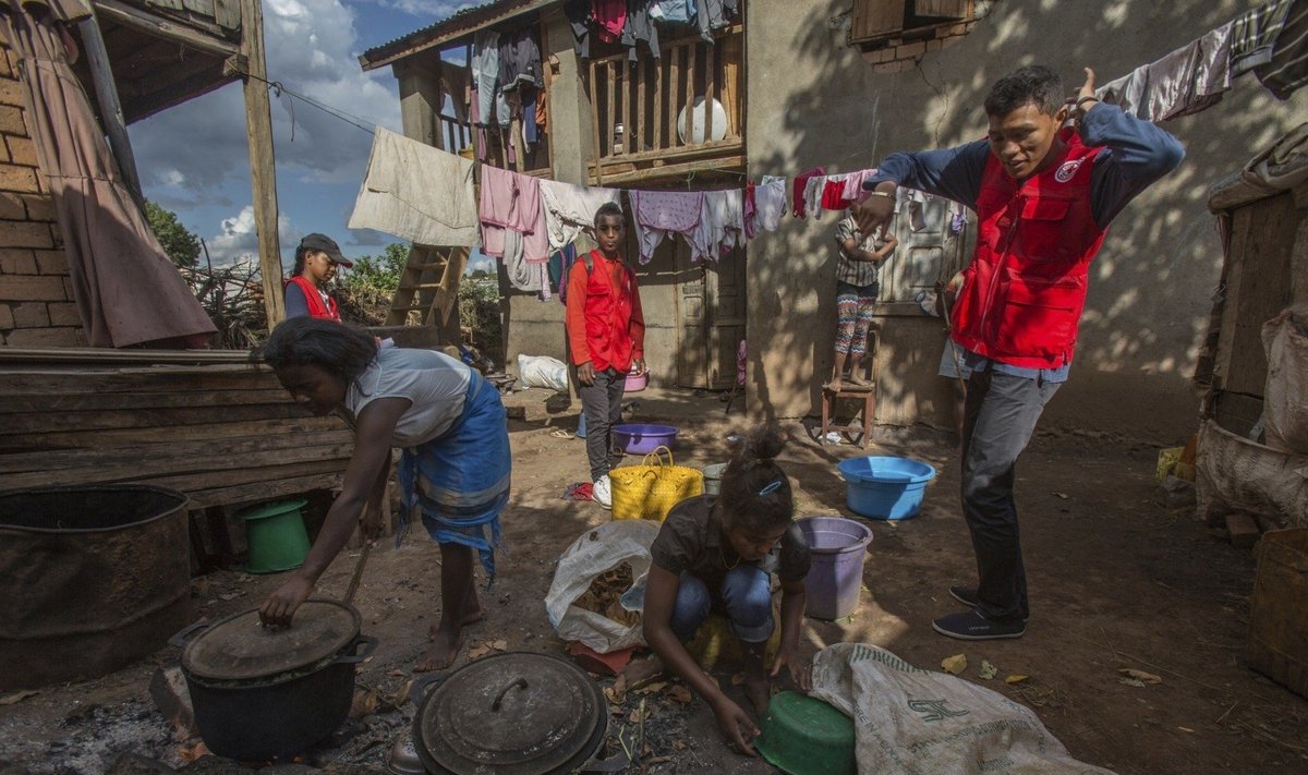Raudonojo kryžiaus darbuotojai maro pavojaus zonoje  Madagaskare