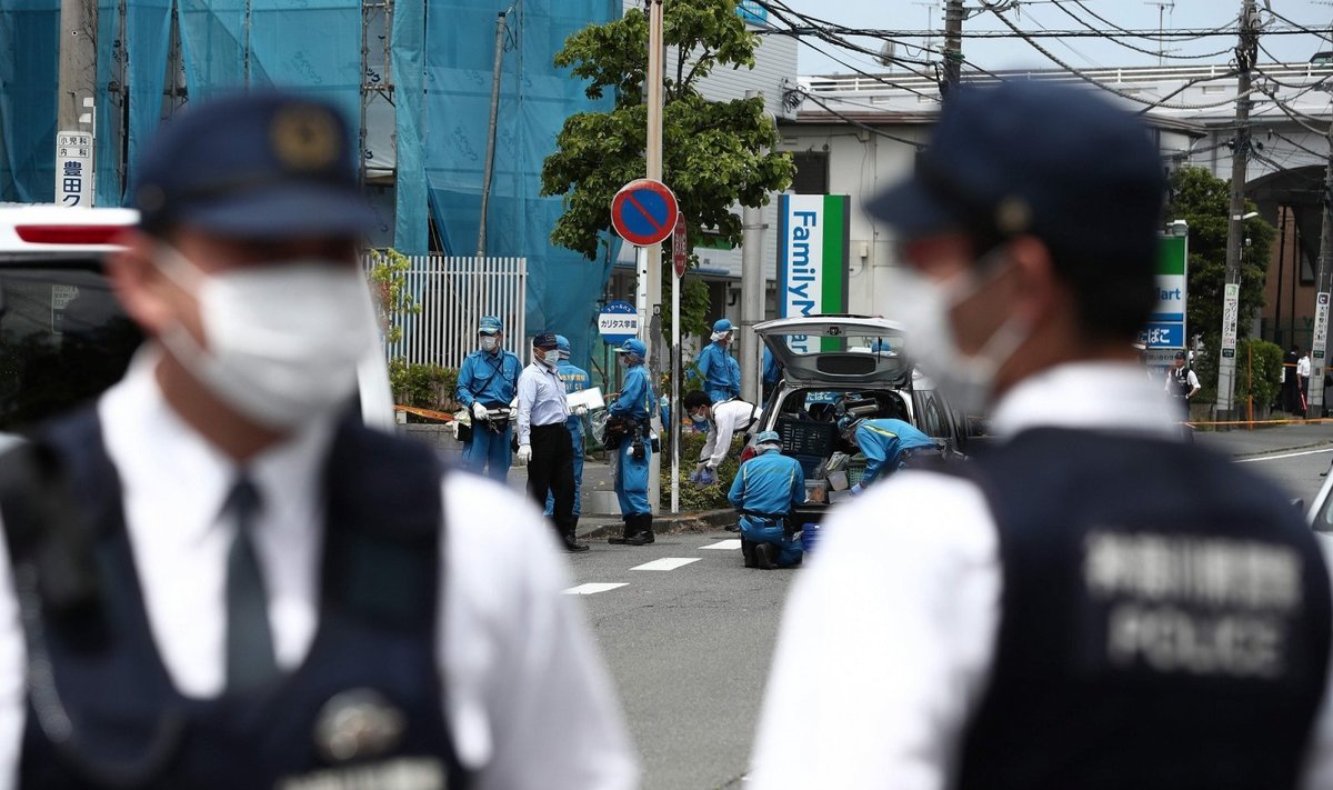 Japonijoje vyrui peiliu užpuolus minią, žuvo du žmonės
