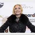 Madonna nusprendė pranokti K. Kardashian - atlikėja žurnalui apnuogino savo krūtis