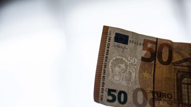 Praėjusiais metais padaugėjo rastų padirbtų eurų banknotų Lietuvoje: kaip atskirti