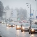 Kelininkai: nors pagrindinių šalies kelių dangos daugiausia sausos, rajoniniuose keliuose tebėra slidžių ruožų
