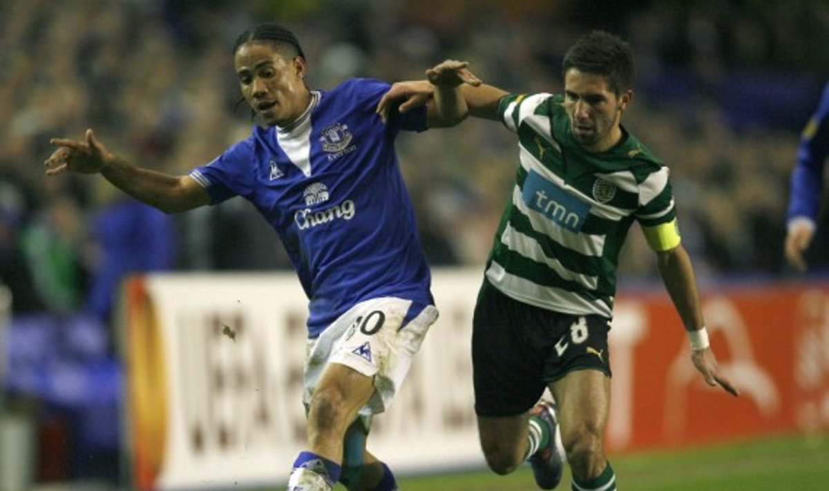 Stevenas Pienaaras ("Everton", kairėje) kovoja su Joao Moutinho ("Sporting") 
