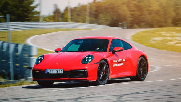 ,,Porsche Driving Experience‘‘ Lietuvoje papildo įspūdinga naujiena – „911 Carrera 4S“