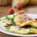 Pusryčių konkurso receptas: omletas su mėlynuoju sūriu ir šonine