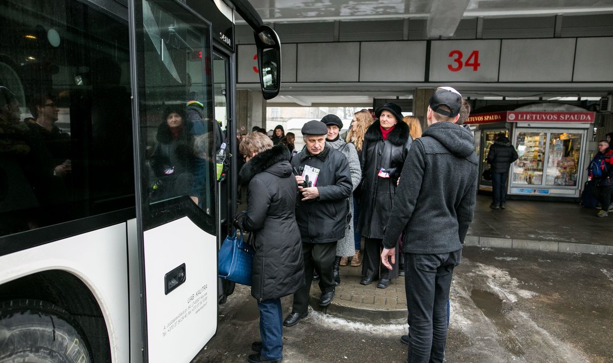 Keleiviai lipa į autobusą