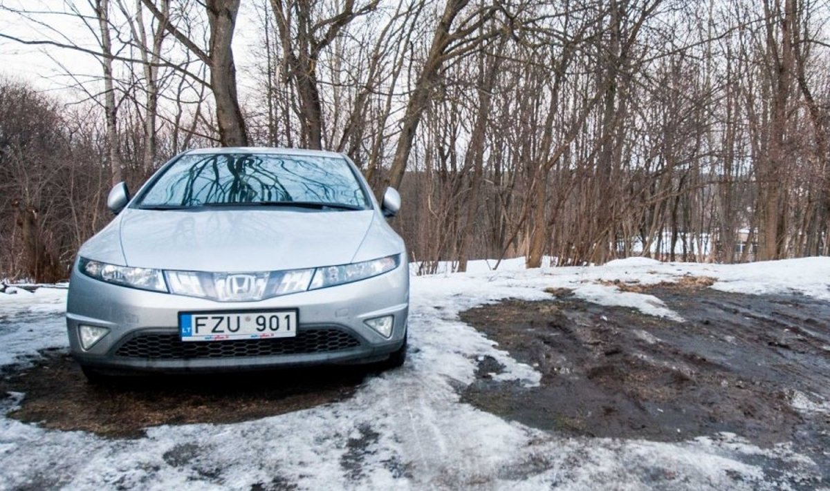 Automobiliai ant žalios vejos Žirmūnų gatvėje