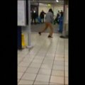 Nufilmuota, kaip Londono metro buvo sulaikytas užpuolikas