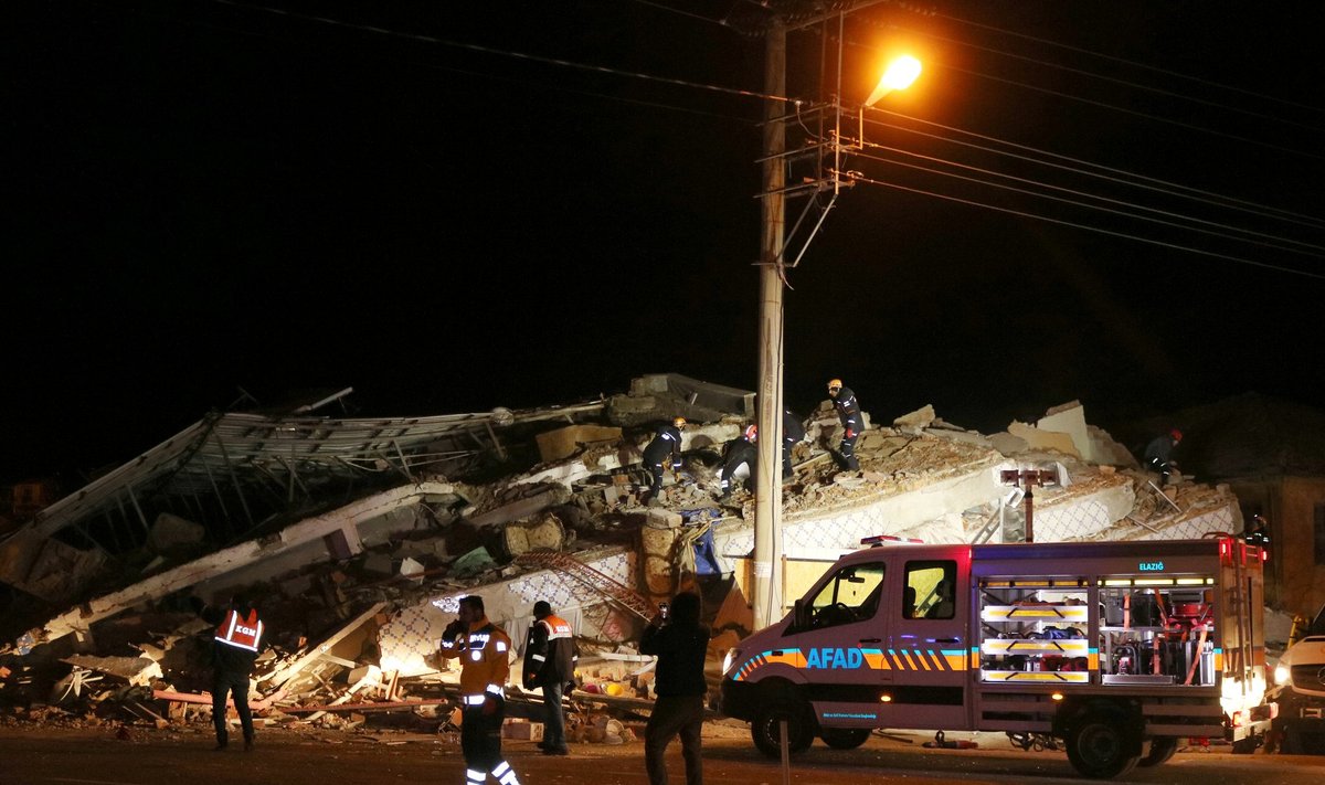 Rytų Turkijoje galingas žemės drebėjimas pareikalavo mažiausiai 20 gyvybių