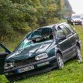 Prie Vilniaus per susidūrimą su briedžiu sumaitotas „VW Golf“, nukentėjo vairuotojas