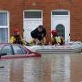 Velse dėl potvynių šimtai žmonių priversti palikti savo namus