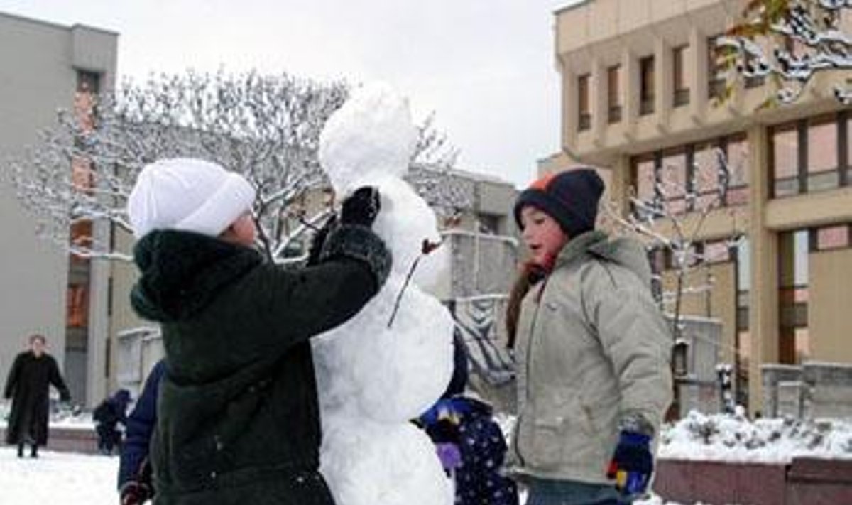 Vaikai lipdo sniego senį