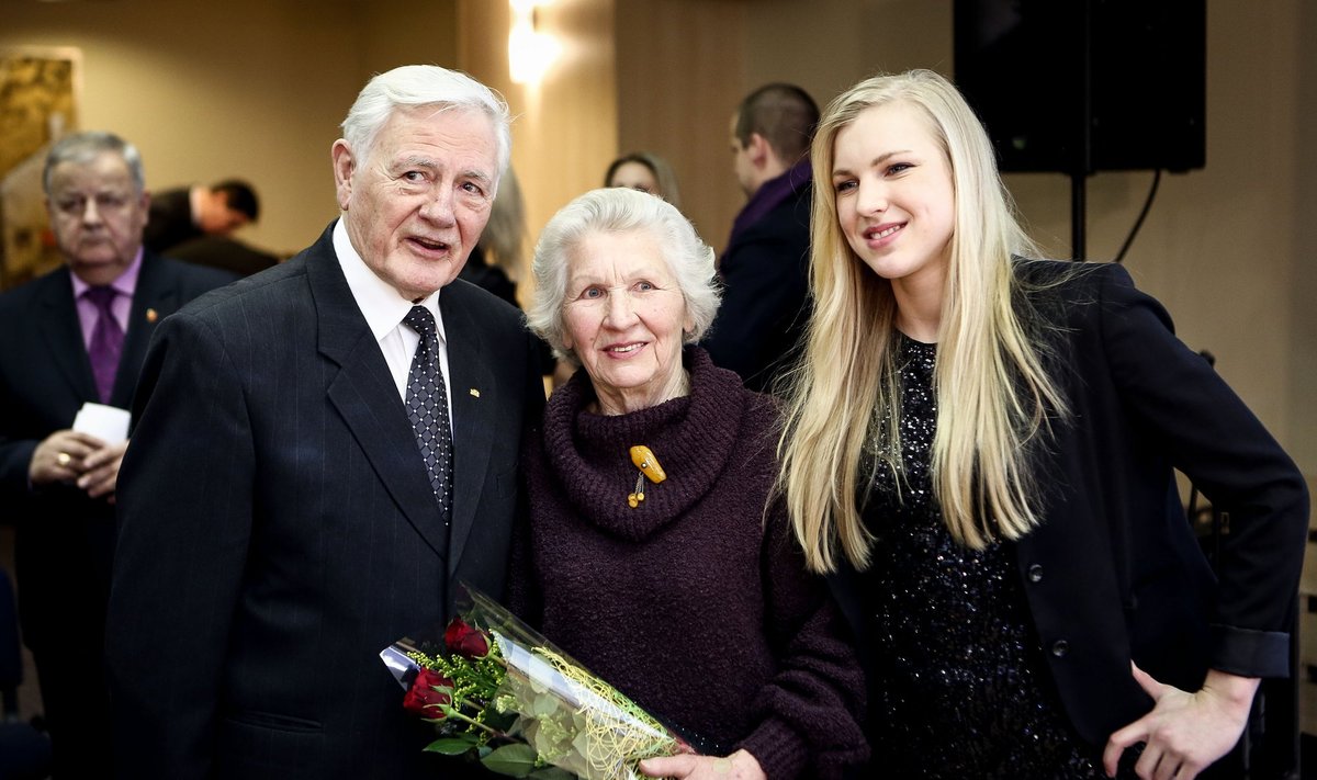 Valdas Adamkus ir Rūta Meilutytė su močiute Aldona
