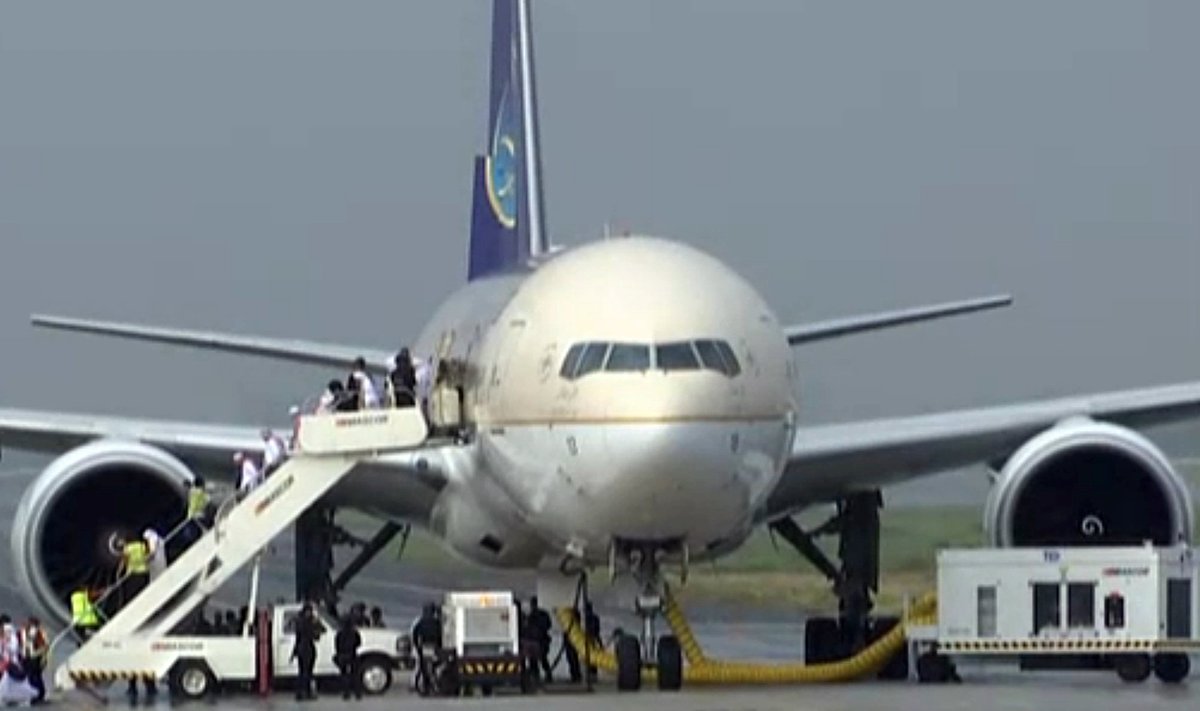 „Saudi Arabian“ lėktuvas sugrįžo prie vartų