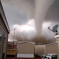 Dėl kvailiojimo vos nežuvę piliečiai tornado šėlsmą nufilmavo iš nepaprastai arti