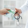 Kyšininkavimu kaltinamam Rokiškio gydytojui prokuratūra prašo skirti 75 tūks. eurų baudą