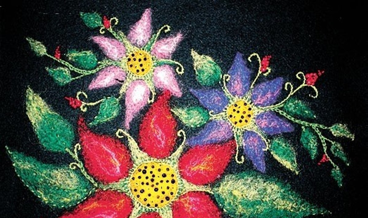 Gėlės – vienas mėgstamiausių L.Kantakevičienės motyvų tiek veltinyje, tiek skiautinyje