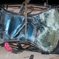 Trakų r. nuo kelio nusiridenęs „Rover“ virto metalo krūva, jo vairuotojas išvežtas į ligoninę