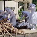 Krematoriumai Indijoje nebespėja deginti koronaviruso aukų