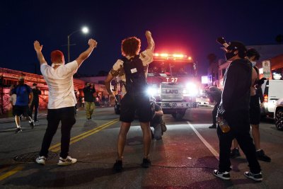 JAV tęsiasi protestai prieš policiją